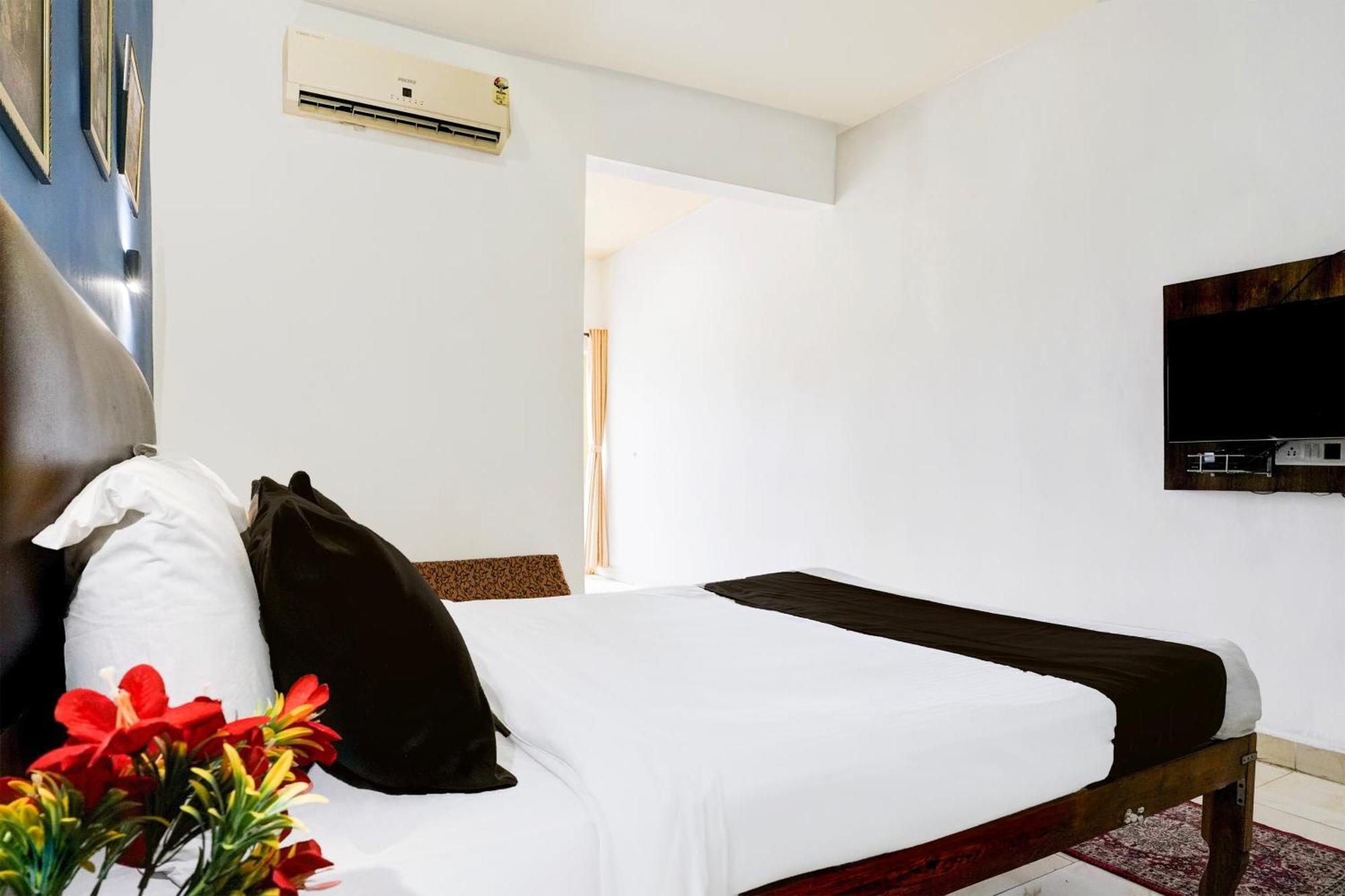 Super Townhouse Candolim Luaran gambar