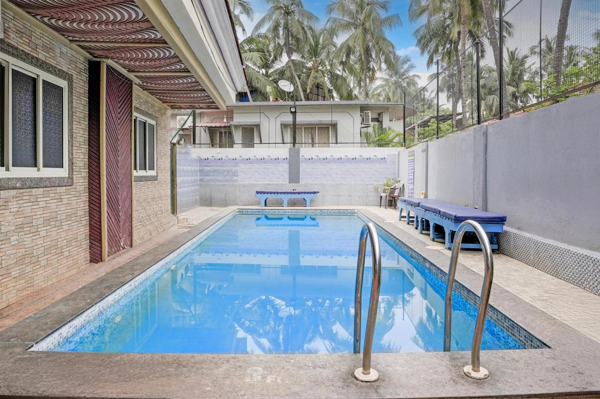 Super Townhouse Candolim Luaran gambar