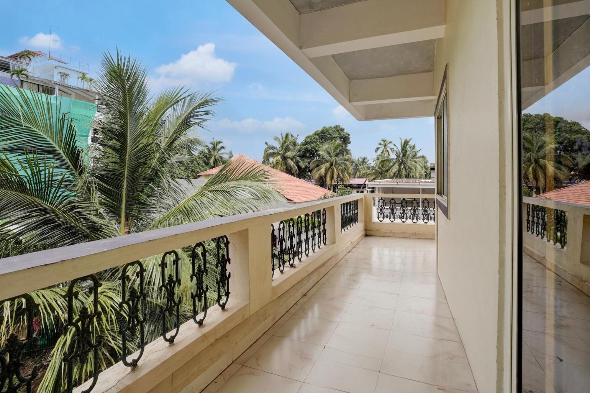 Super Townhouse Candolim Luaran gambar